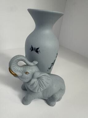 Vintage 1981 Beachcombers Intl Elephant Bud Vase Blue Floral Gold Tusks 7”